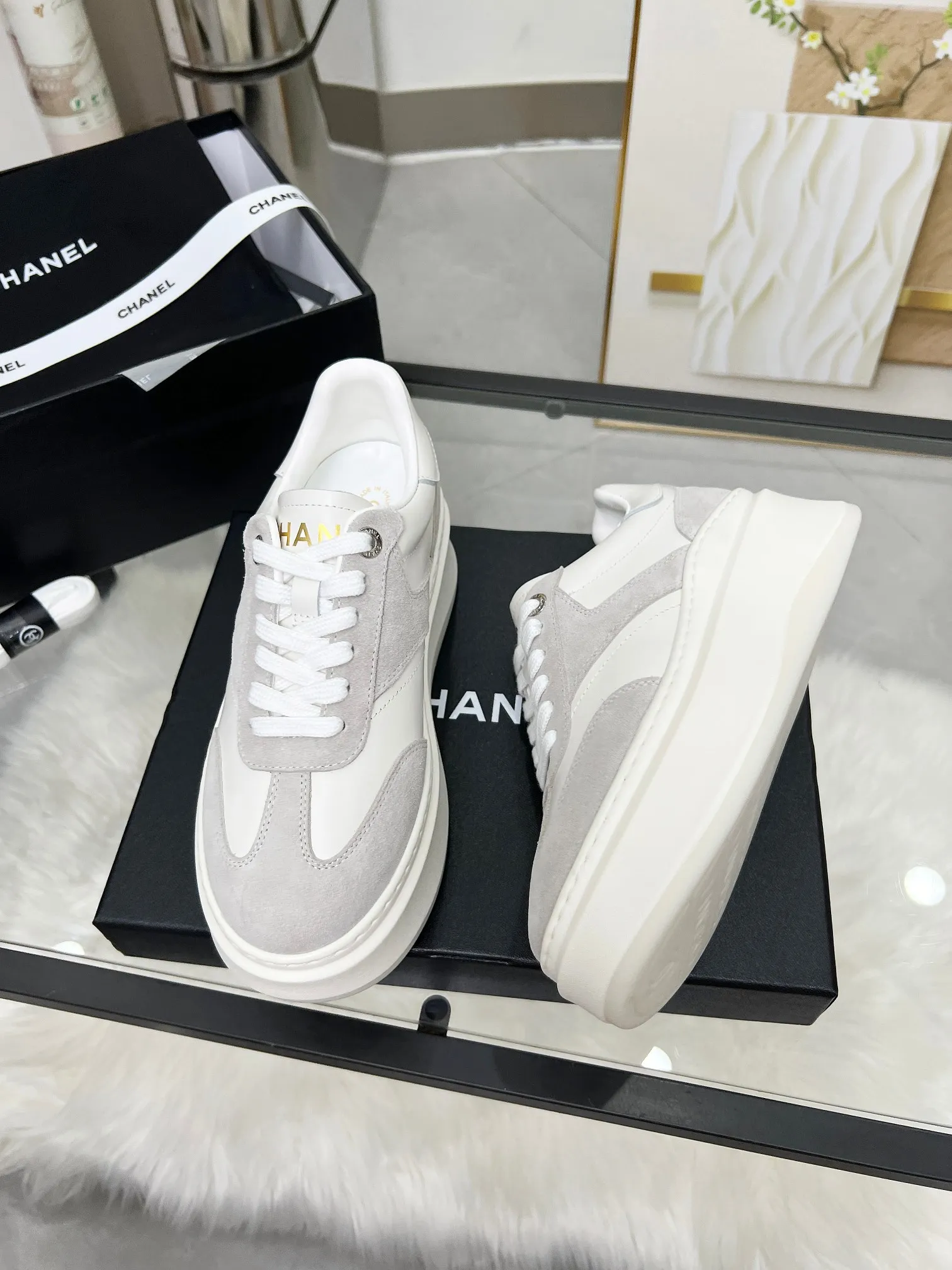 👟👟Ex-factory price 480👟👟 CHANEL 25C spring and summer new sports shoes official website is available at the same time ❤️ Counter out-of-stock kings. Major bloggers are recommending new styles on social days. This season’s new styles are simply eye-catching and look great on the feet. The casual casual sports style is refreshing and natural, interpreting Chanel’s fashionable femininity. The overall customization makes all sports models on the market at that time obsolete. This series is now available for sale! The upper is made of custom imported pebbled calf leather ➕ custom frosted calf leather. The lining is made of original one-to-one professionally customized mesh. Hardware accessories. Original full set of molds (not common in the market). Original custom molded TPU combination outsole. Height 4 cm. Women's size 35-39.